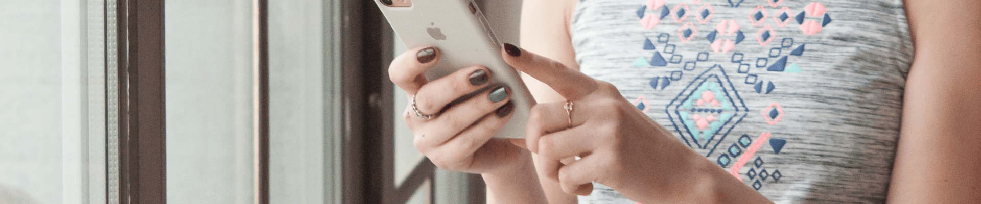 Persona con un telefono
en las manos